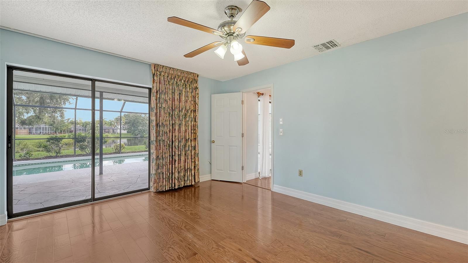 Listing Image #12