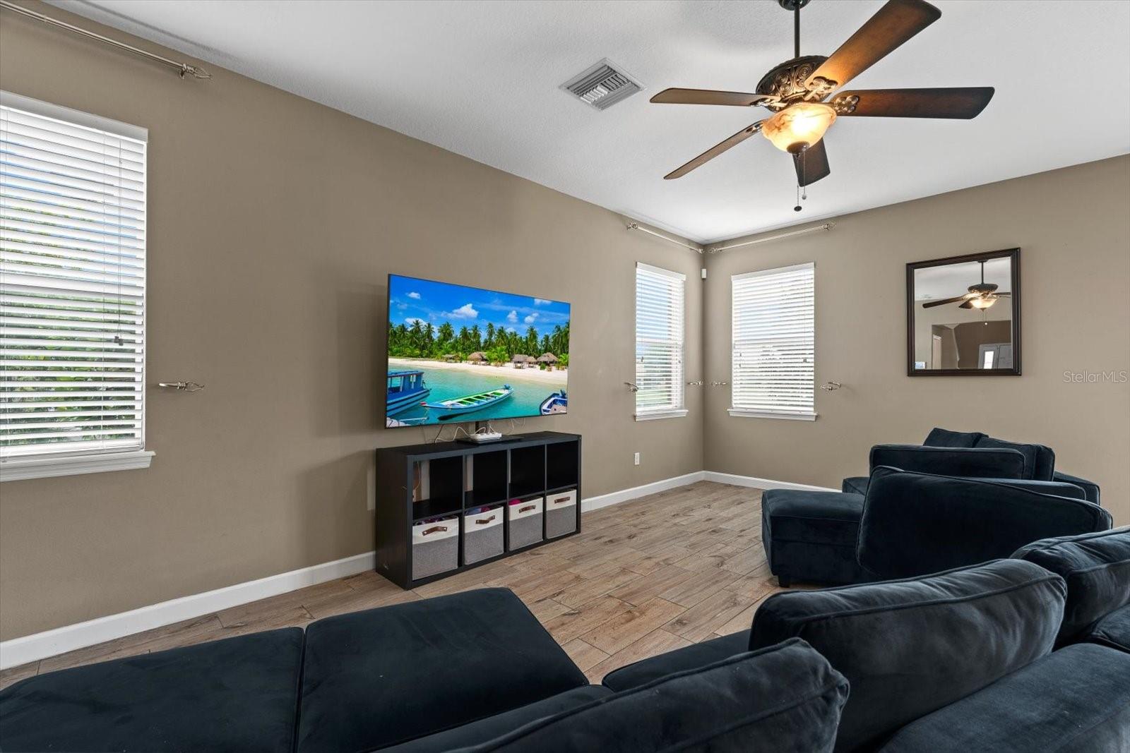Listing Image #11