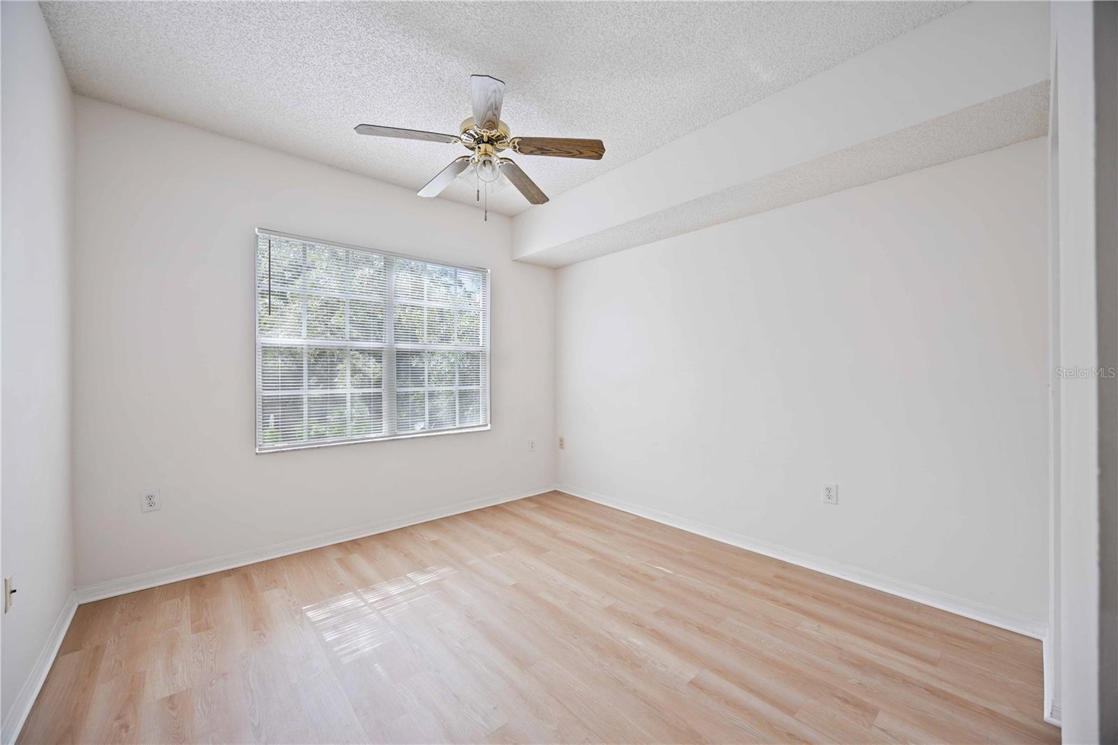 Listing Image #11