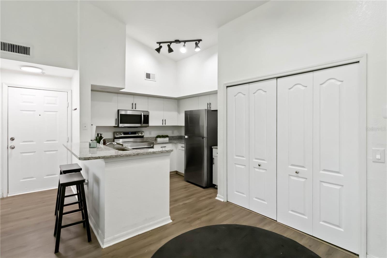 Listing Image #12