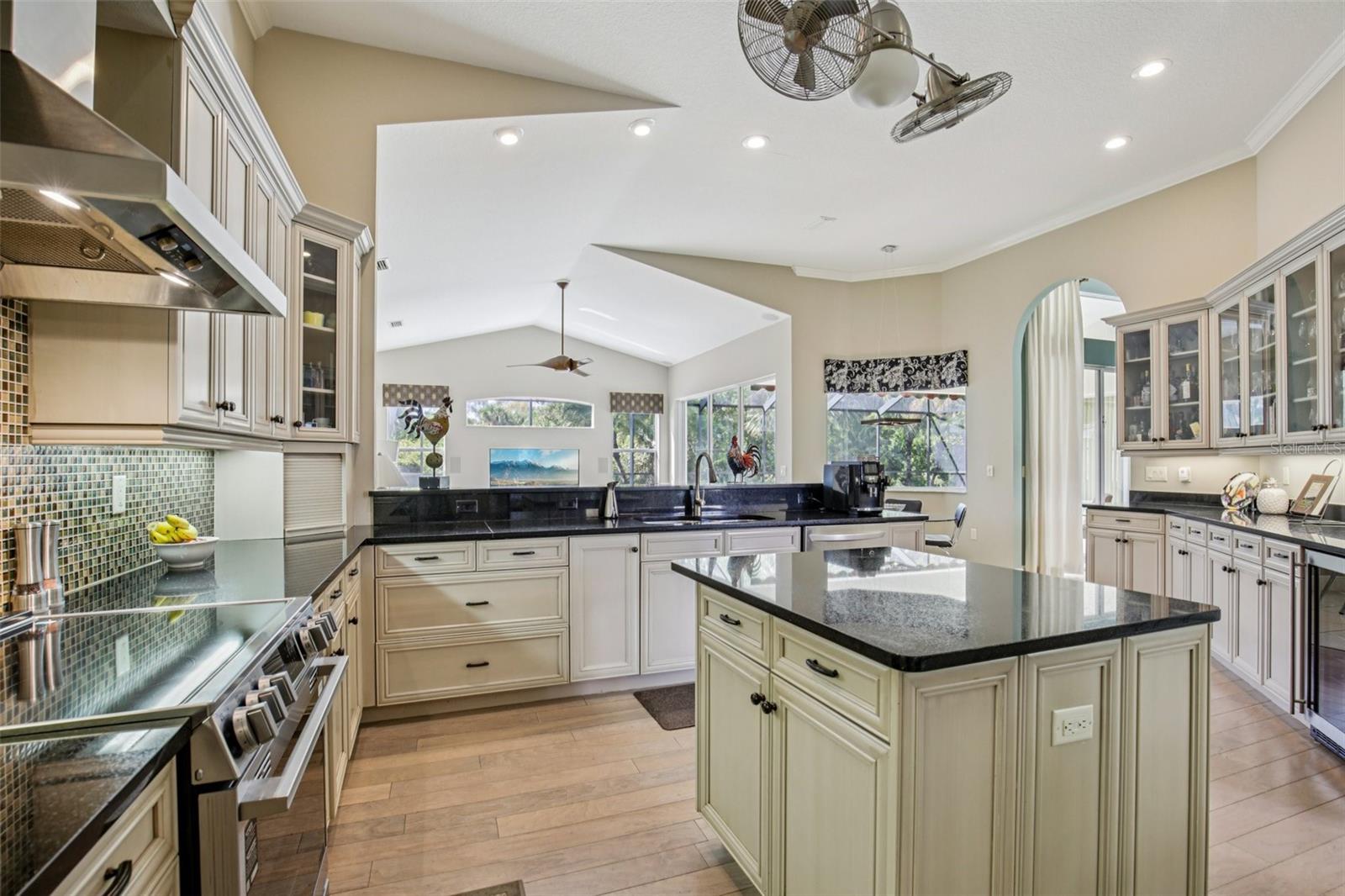 Listing Image #10