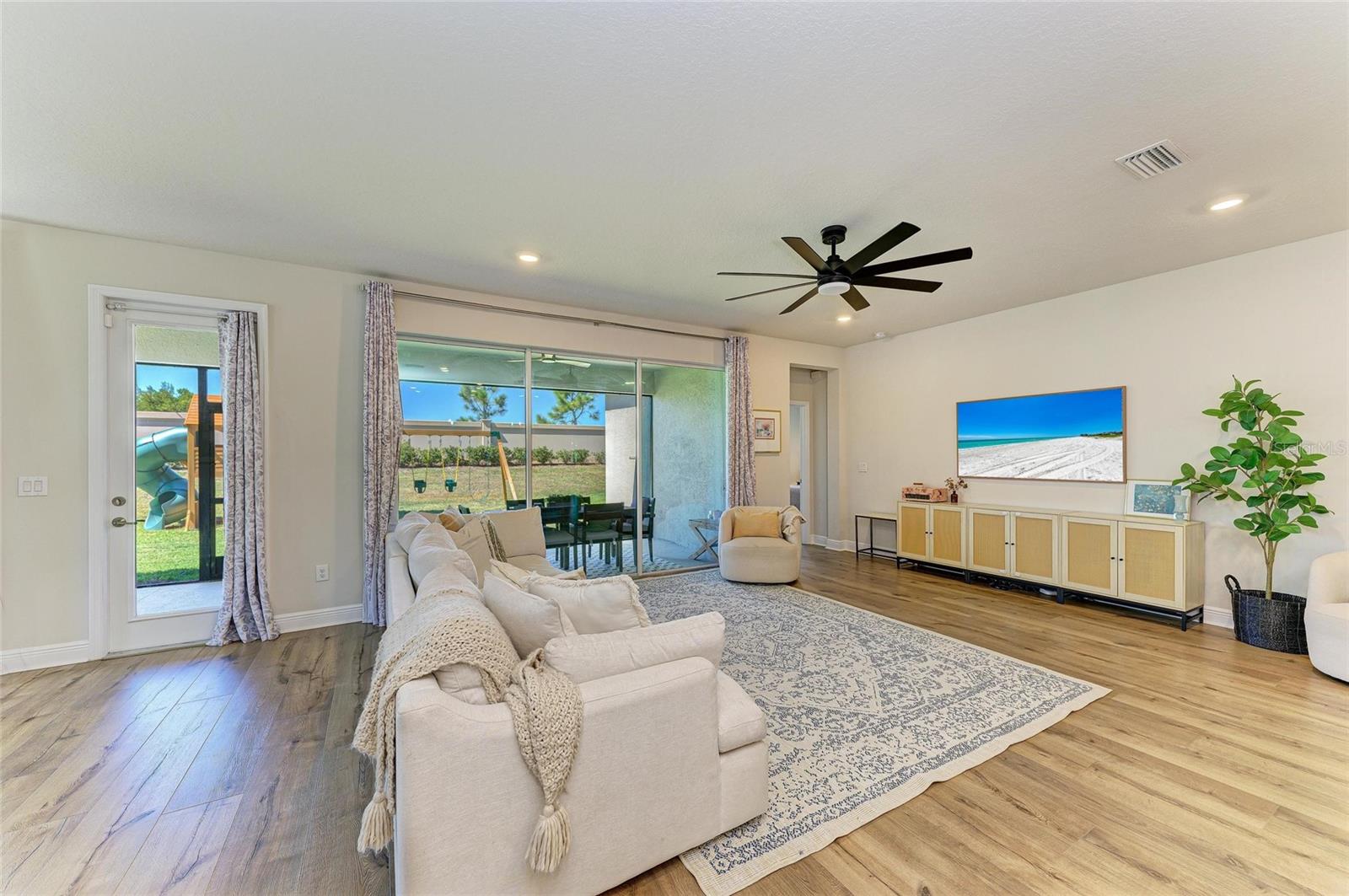 Listing Image #12