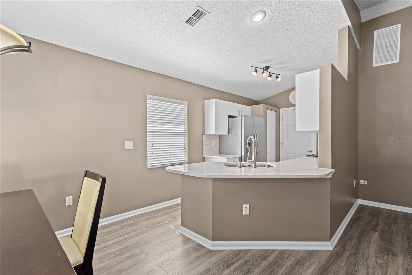 Listing Image #9