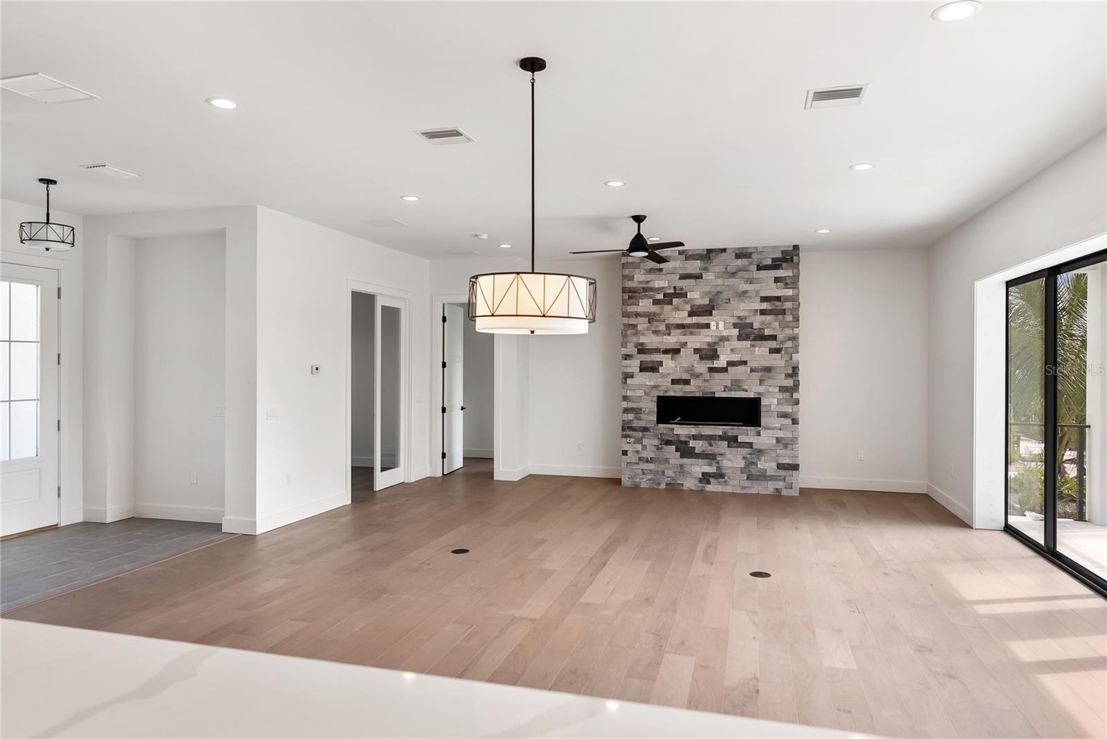 Listing Image #18