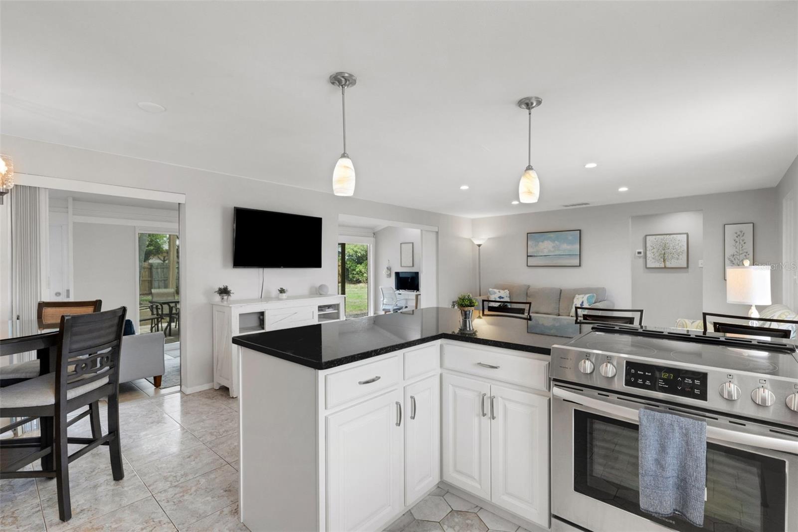 Listing Image #10