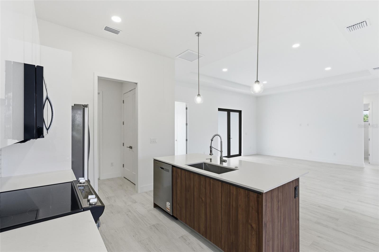 Listing Image #12