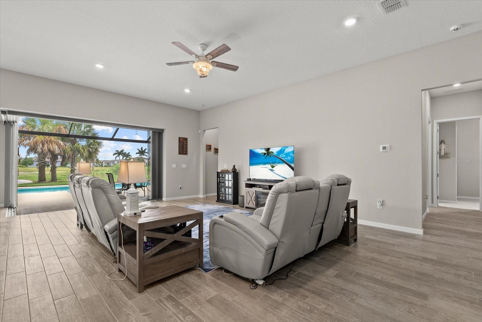 Listing Image #12