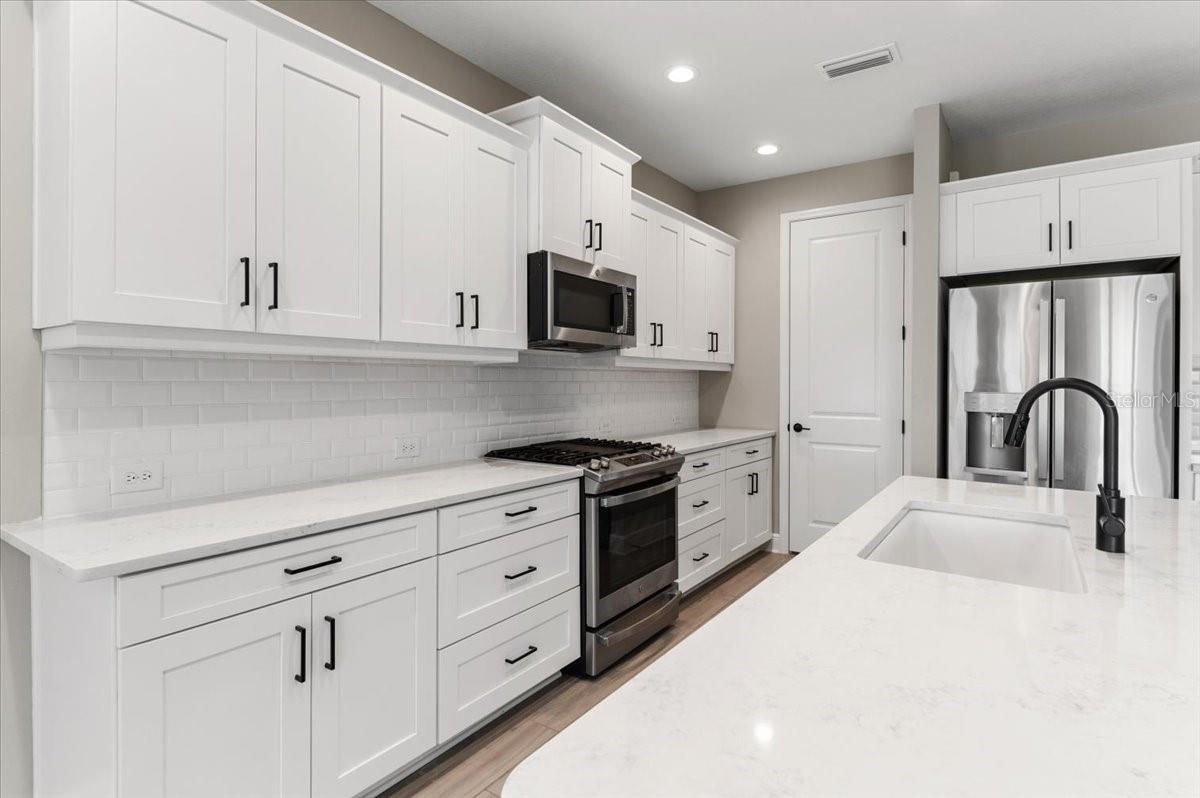 Listing Image #11