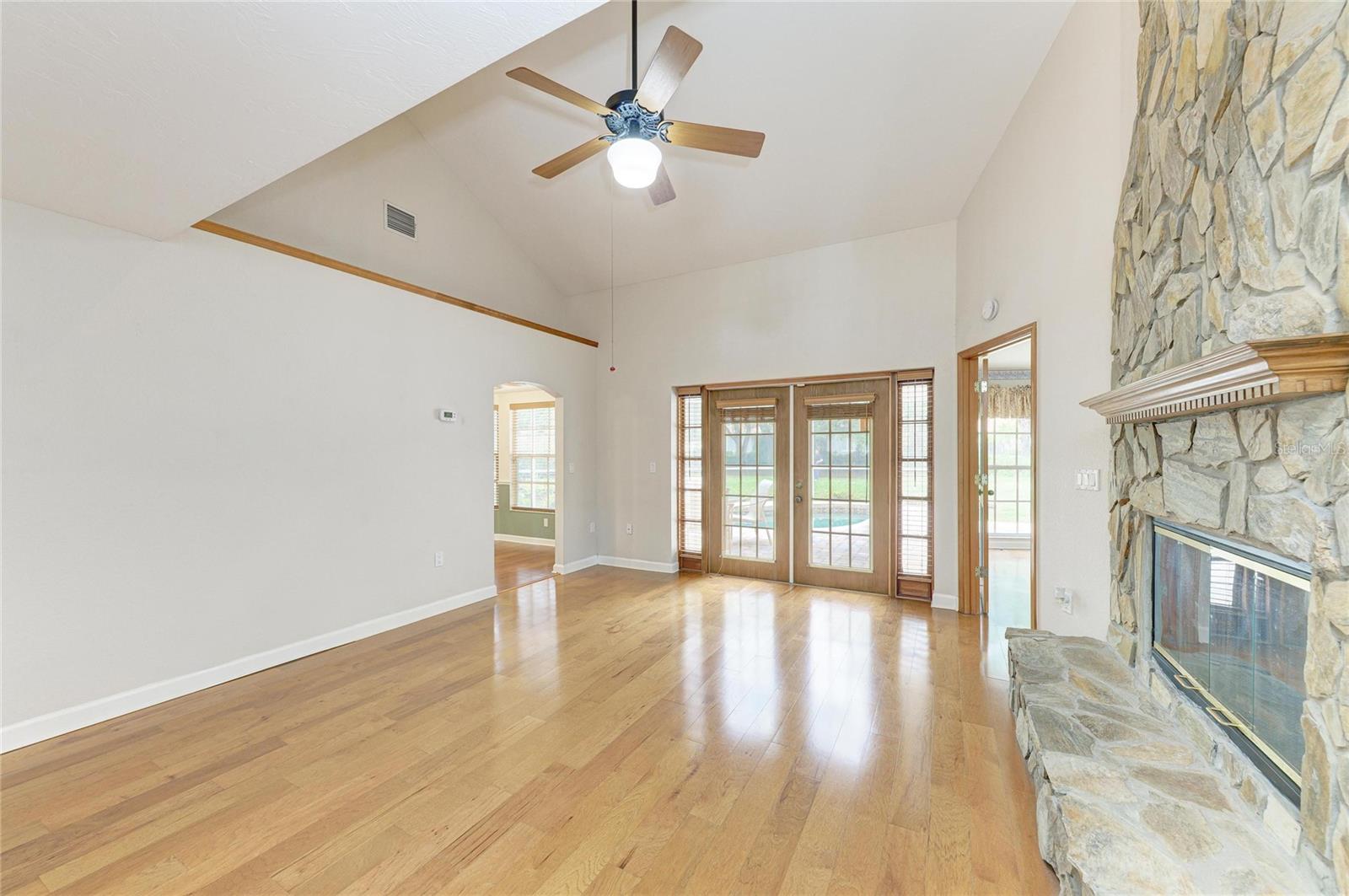 Listing Image #10