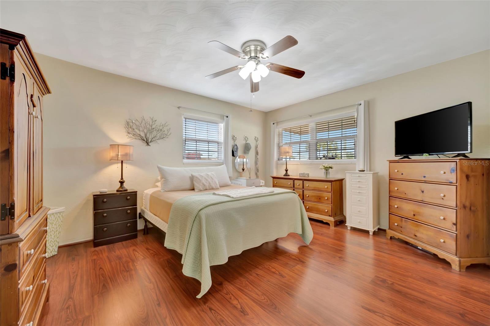 Listing Image #11