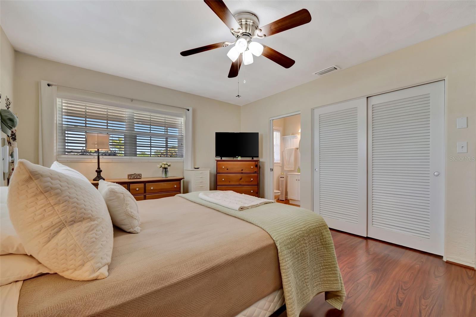 Listing Image #12
