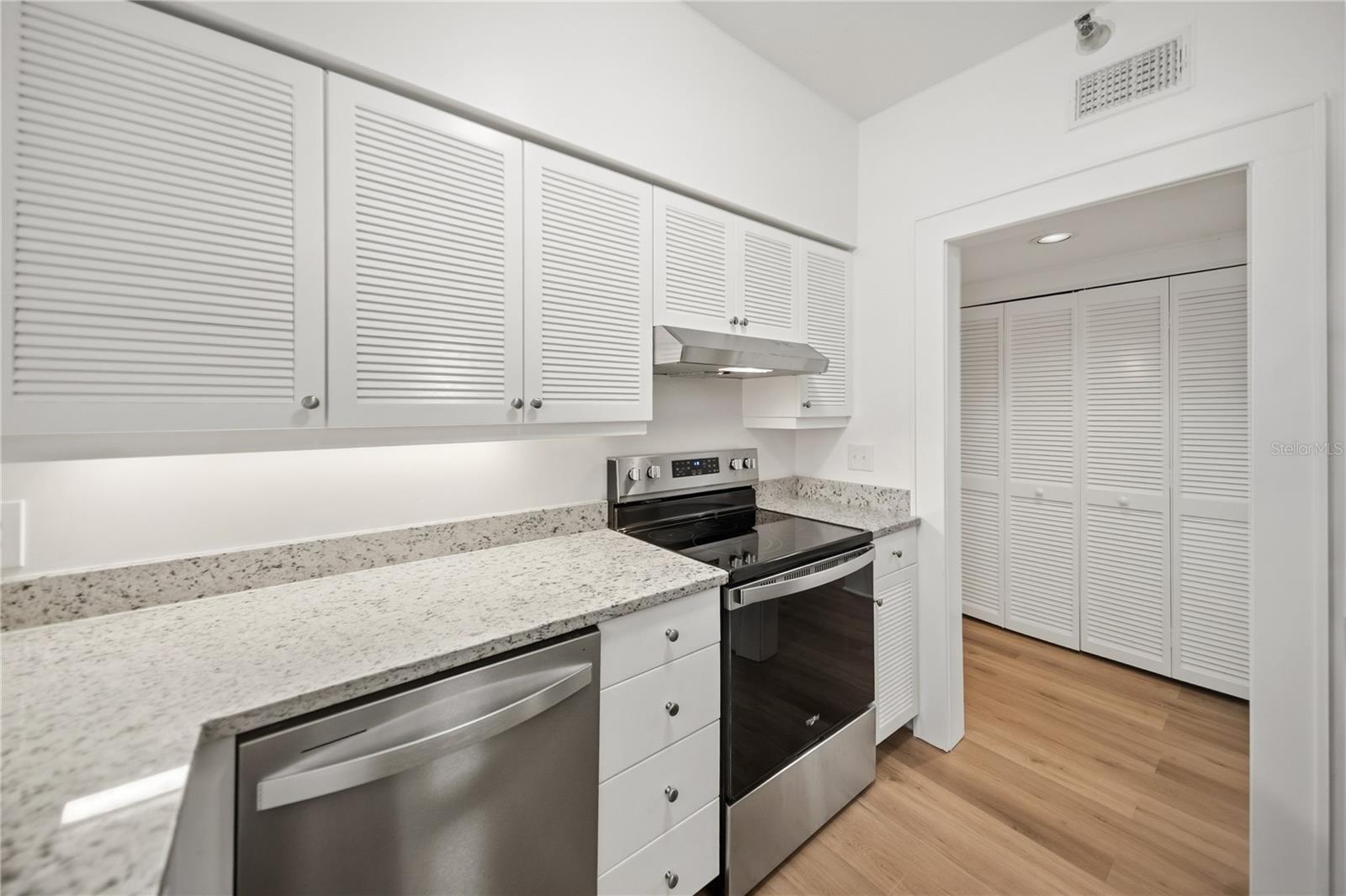 Listing Image #9