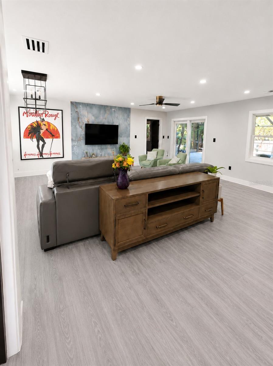 Listing Image #10
