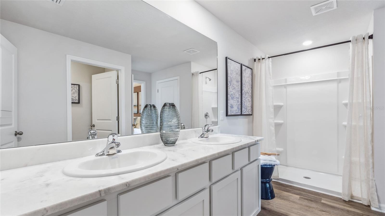 Listing Image #12