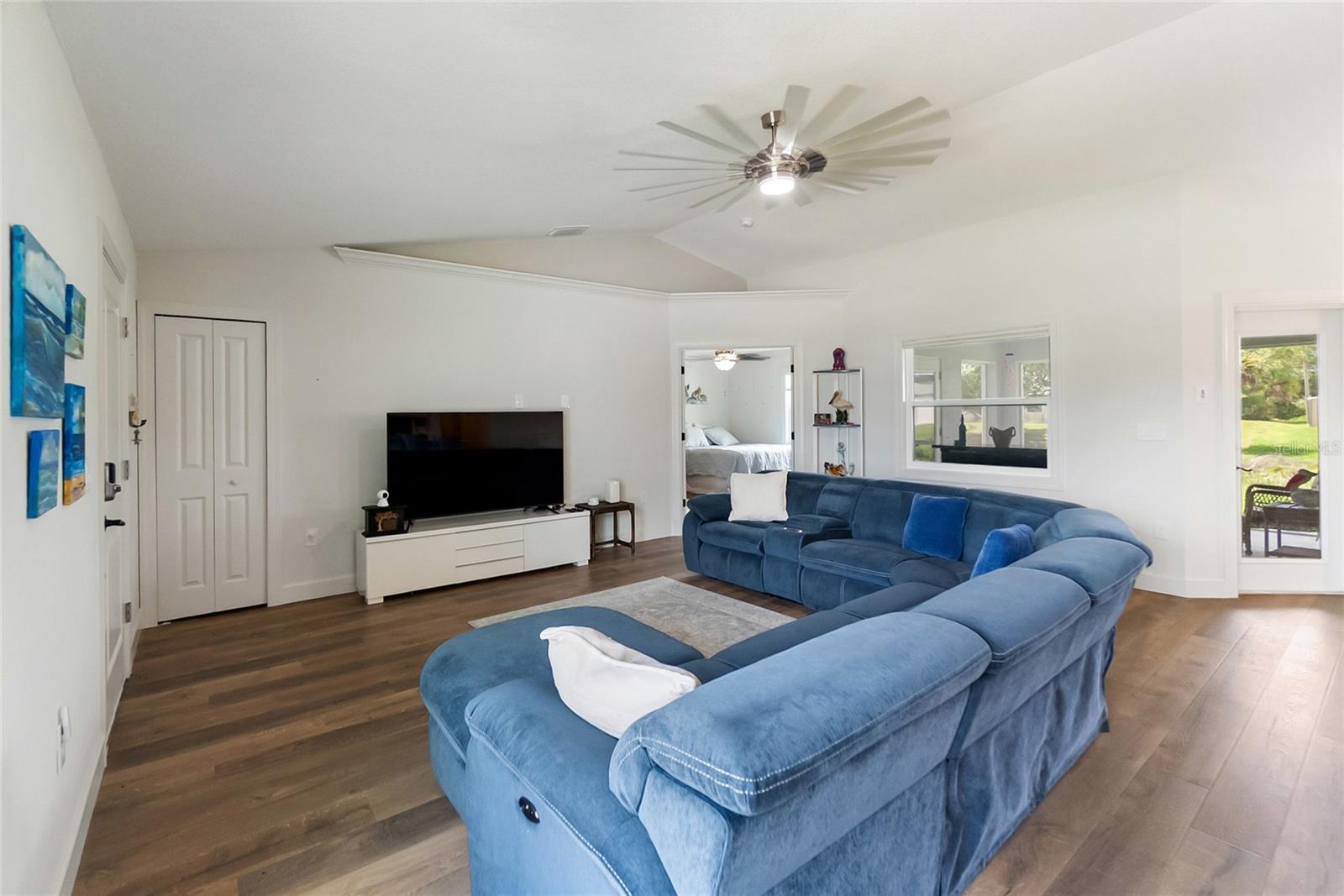 Listing Image #12