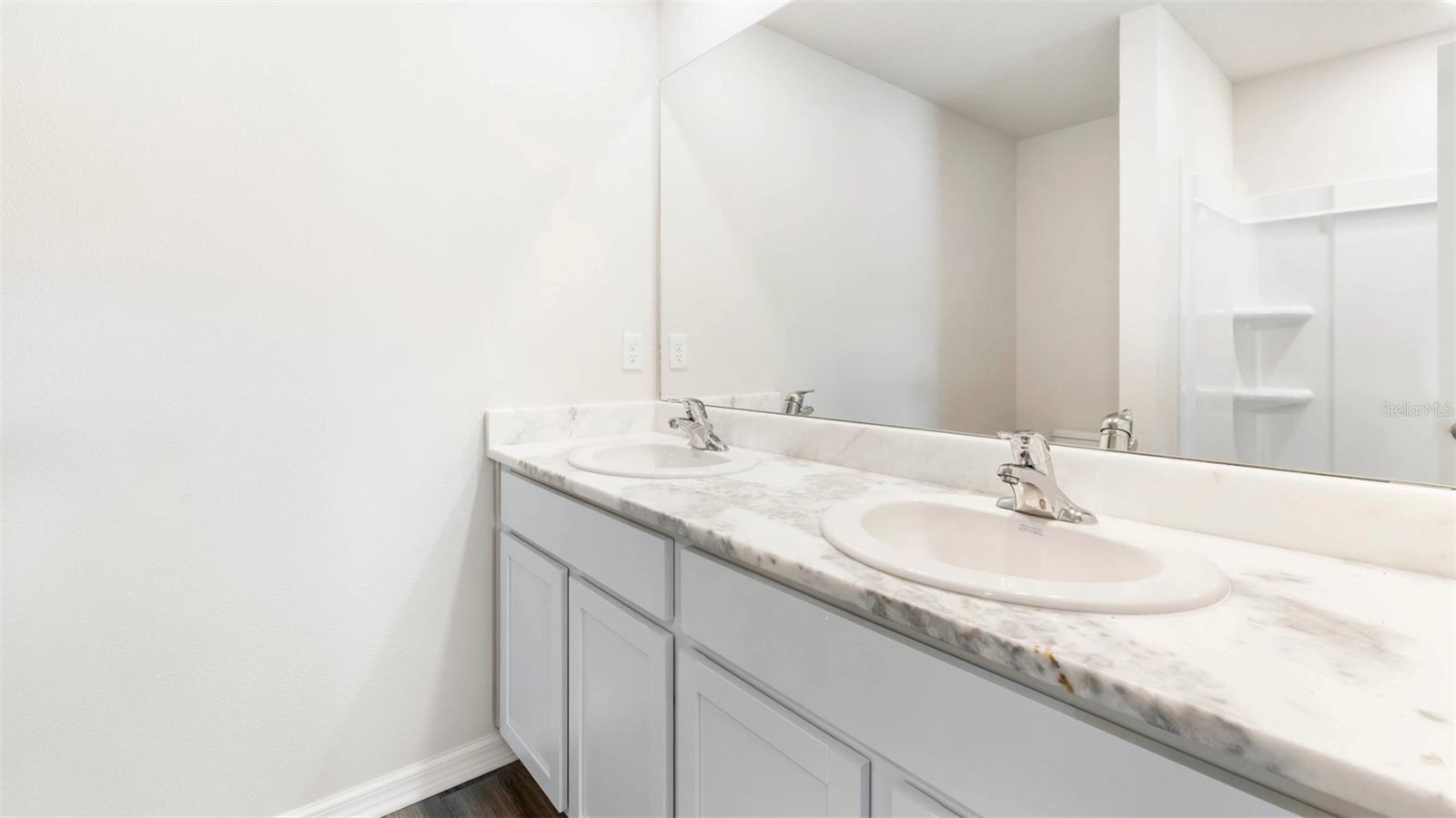 Listing Image #11