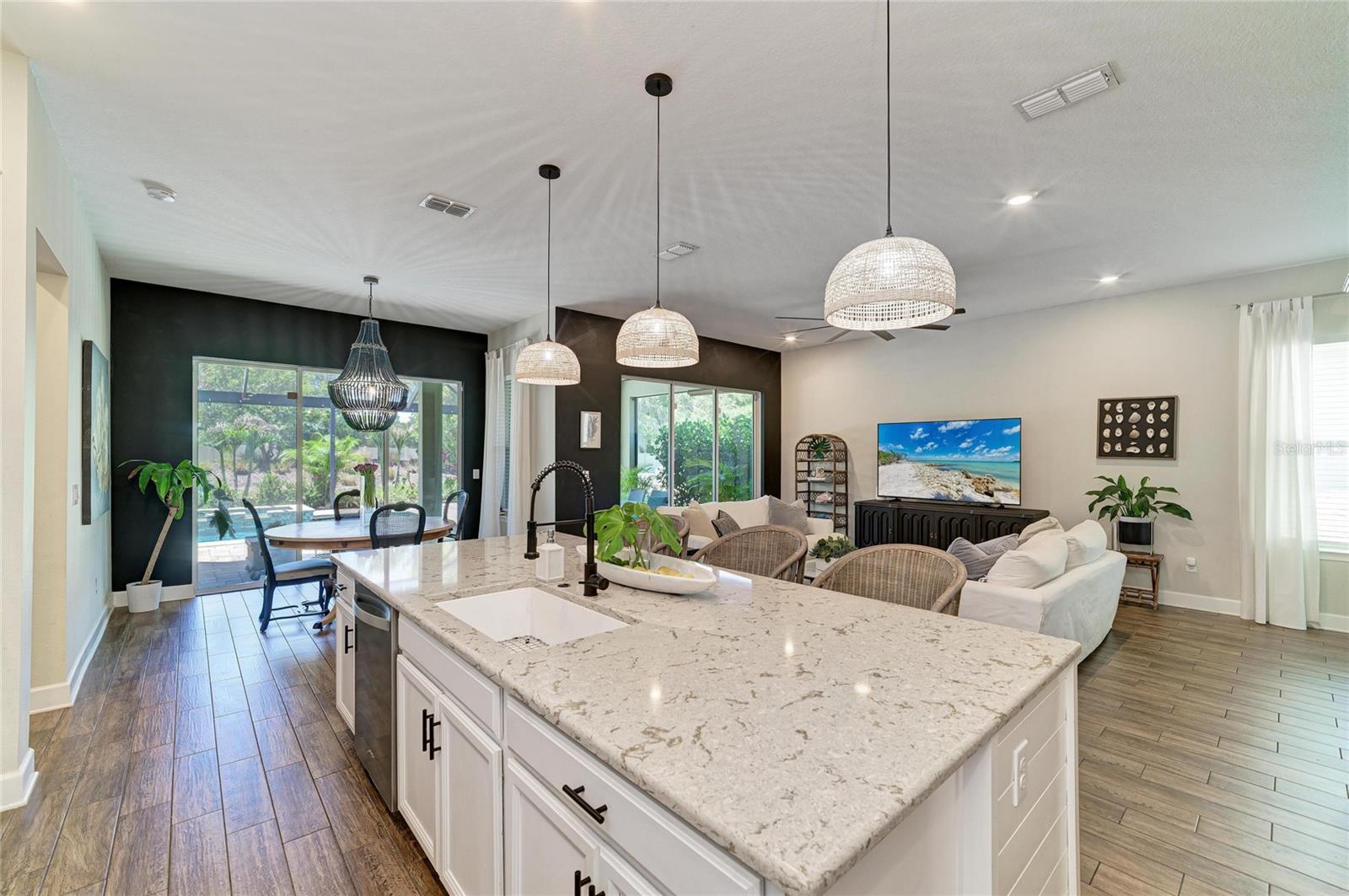 Listing Image #18