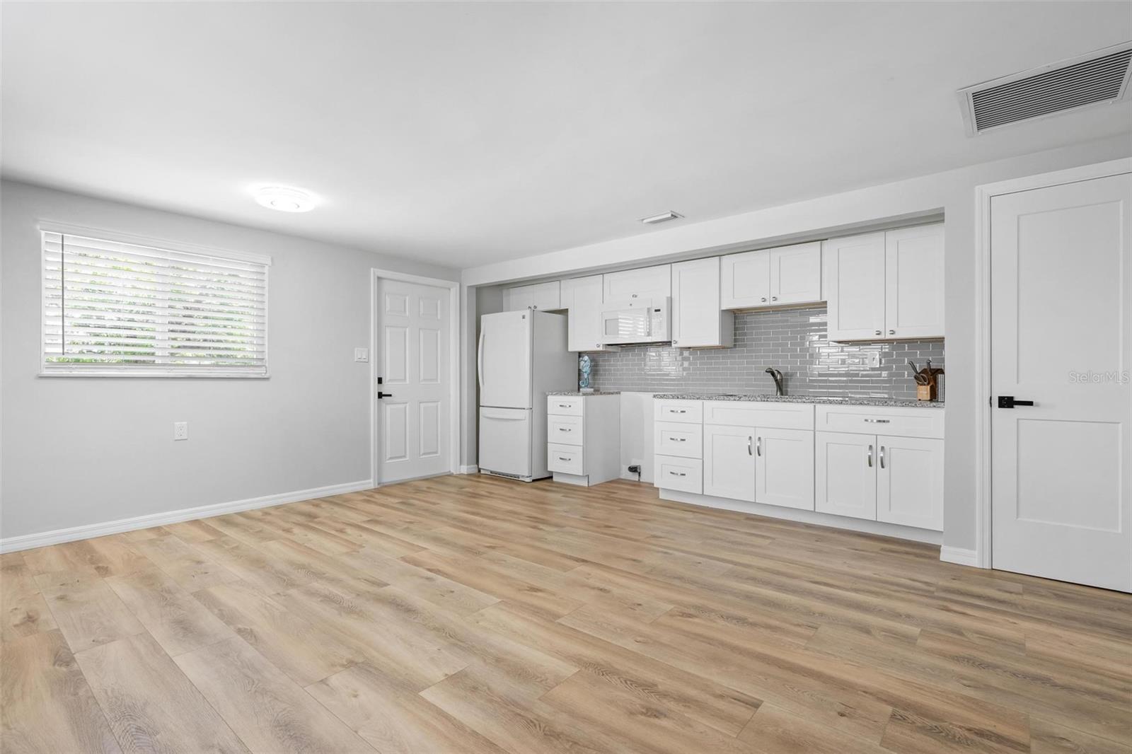 Listing Image #9