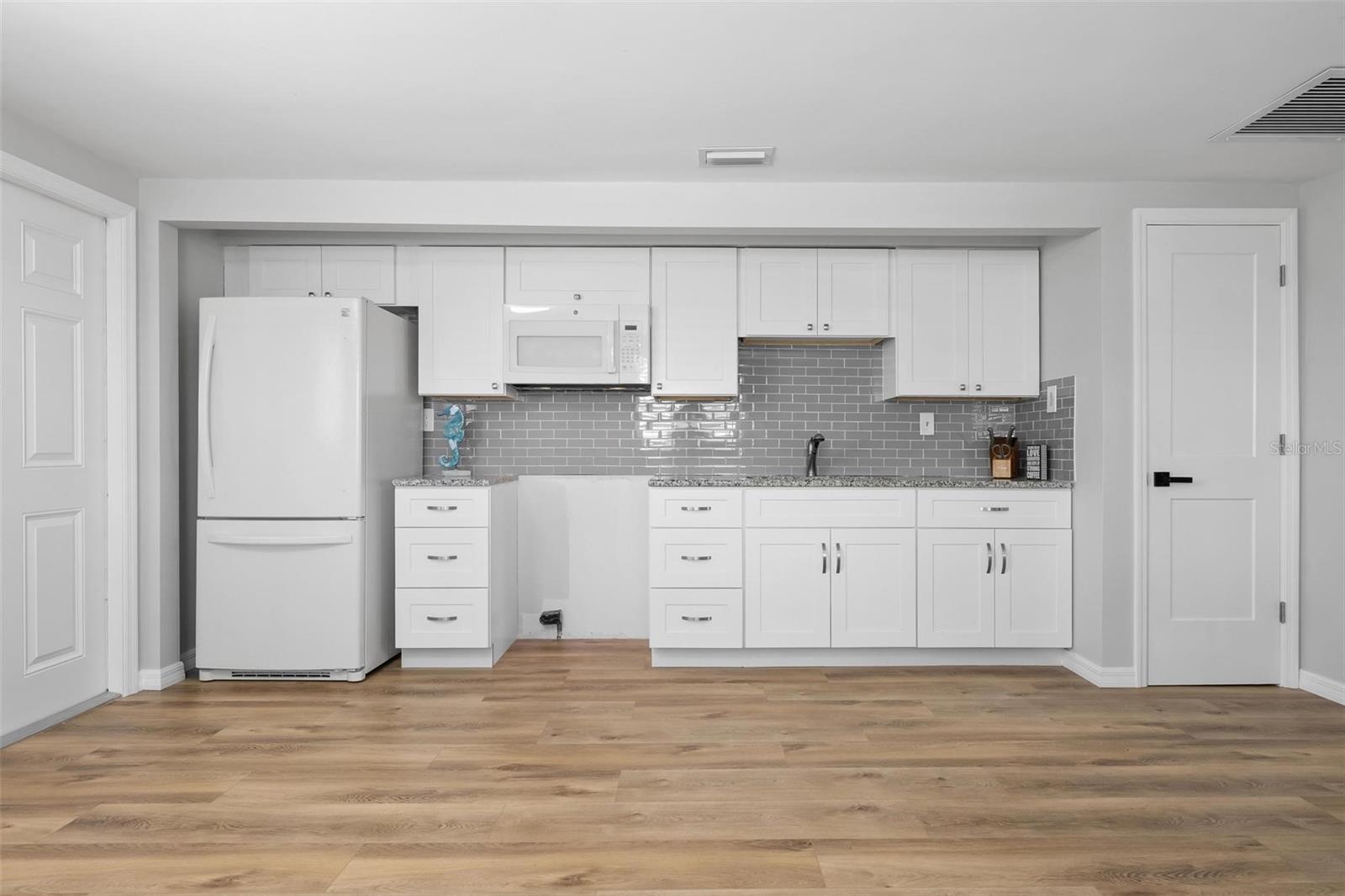 Listing Image #10