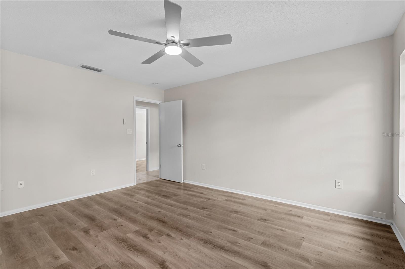 Listing Image #12