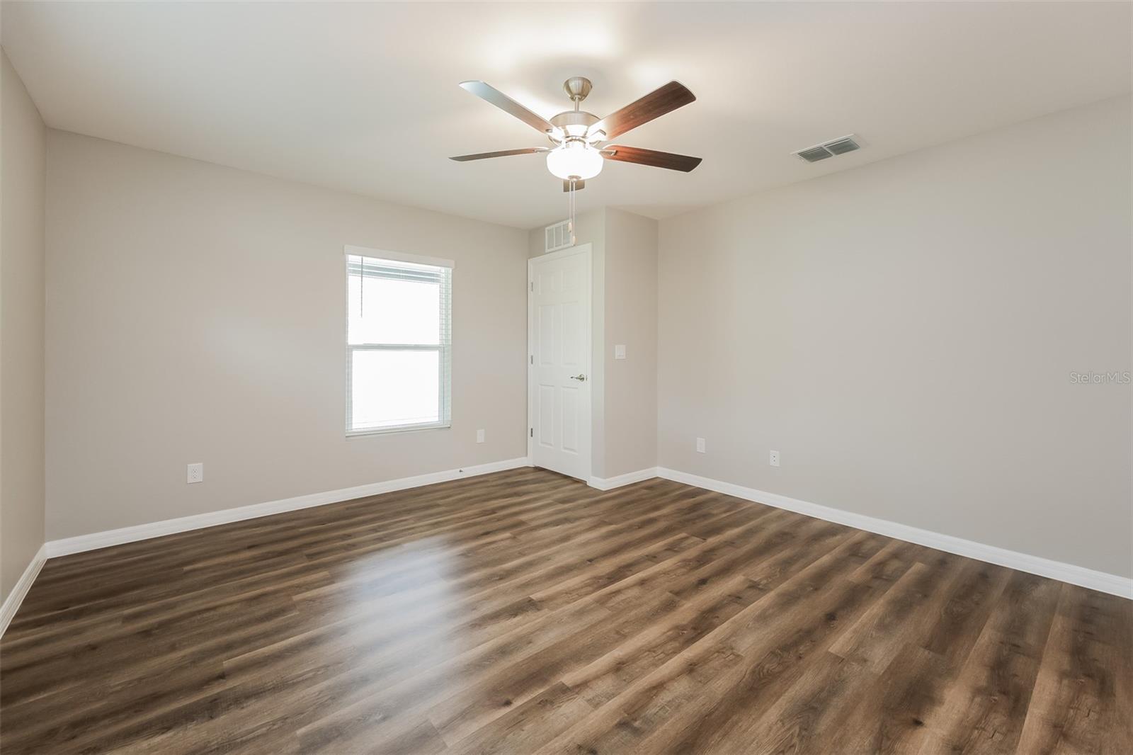 Listing Image #8