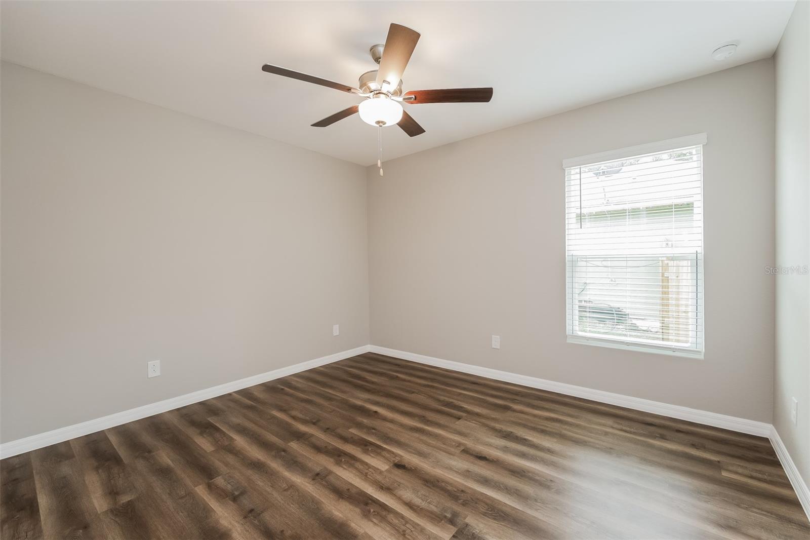 Listing Image #11