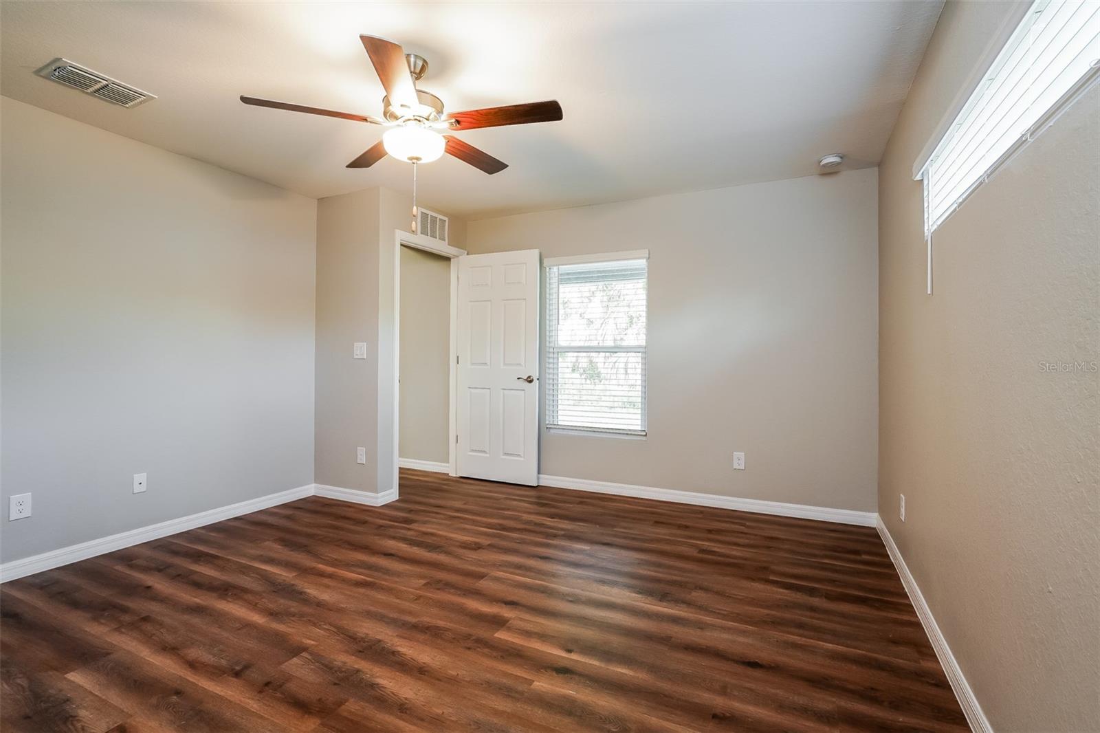 Listing Image #8