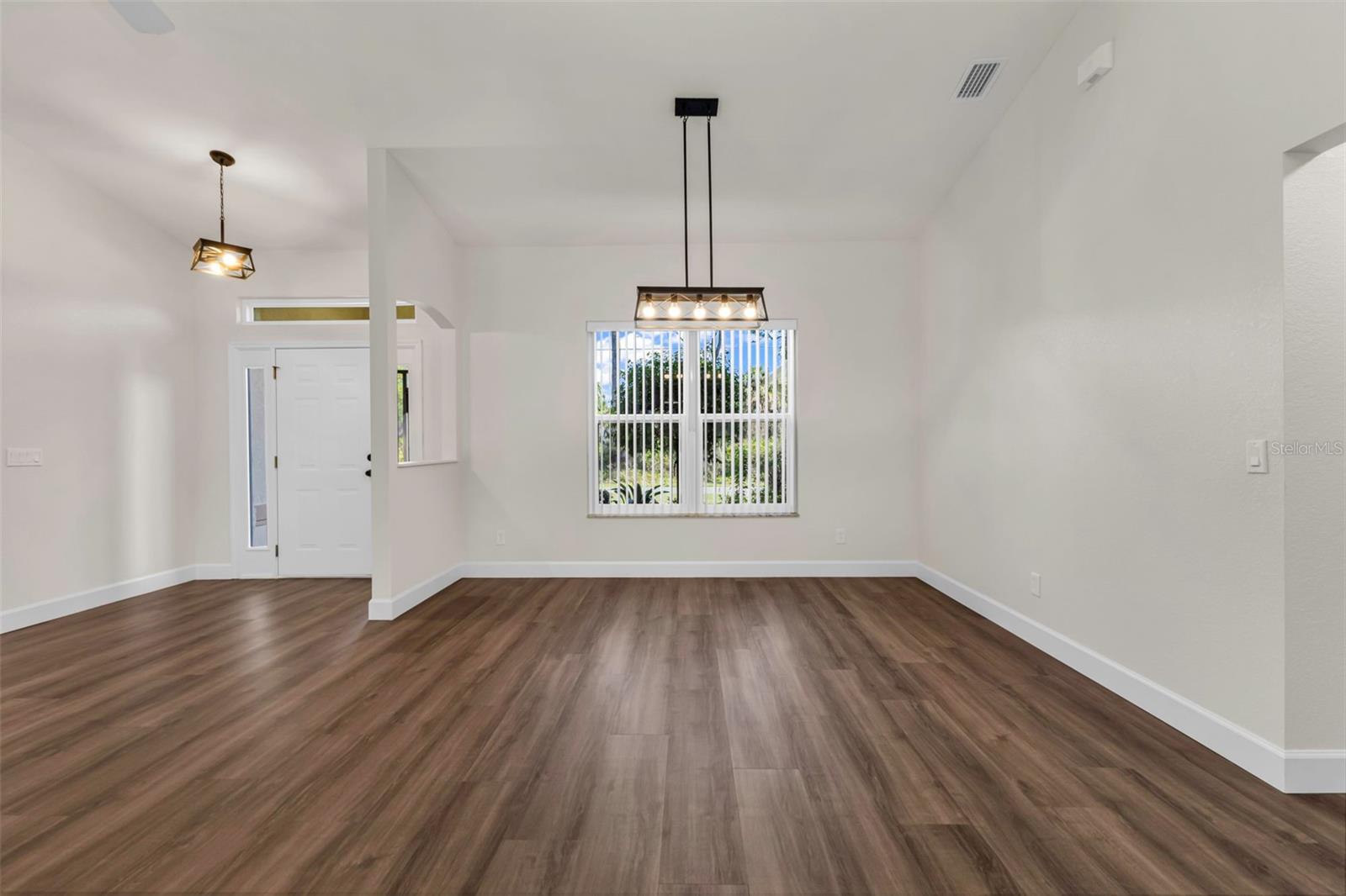 Listing Image #10