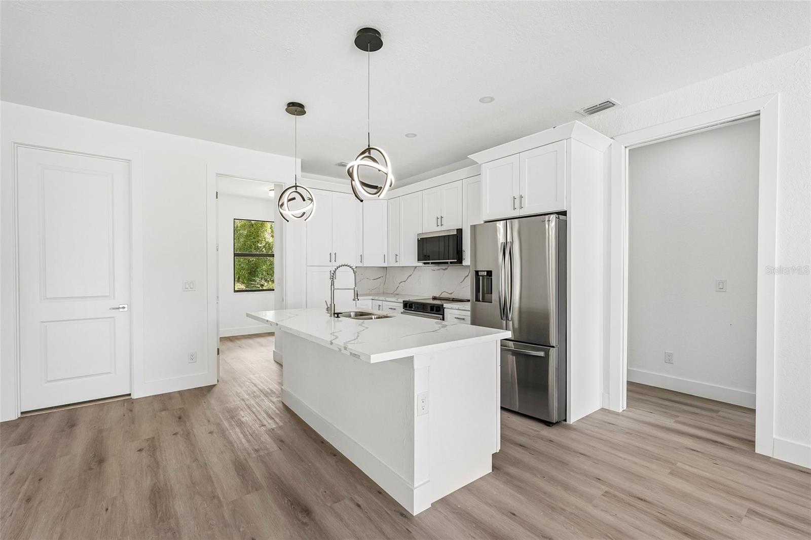 Listing Image #11