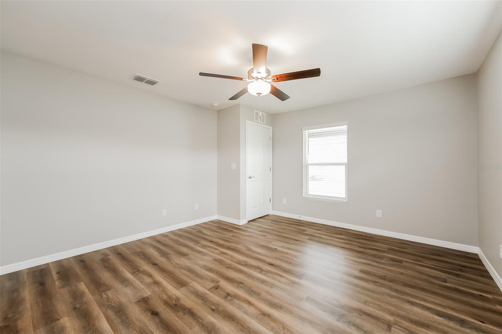 Listing Image #9