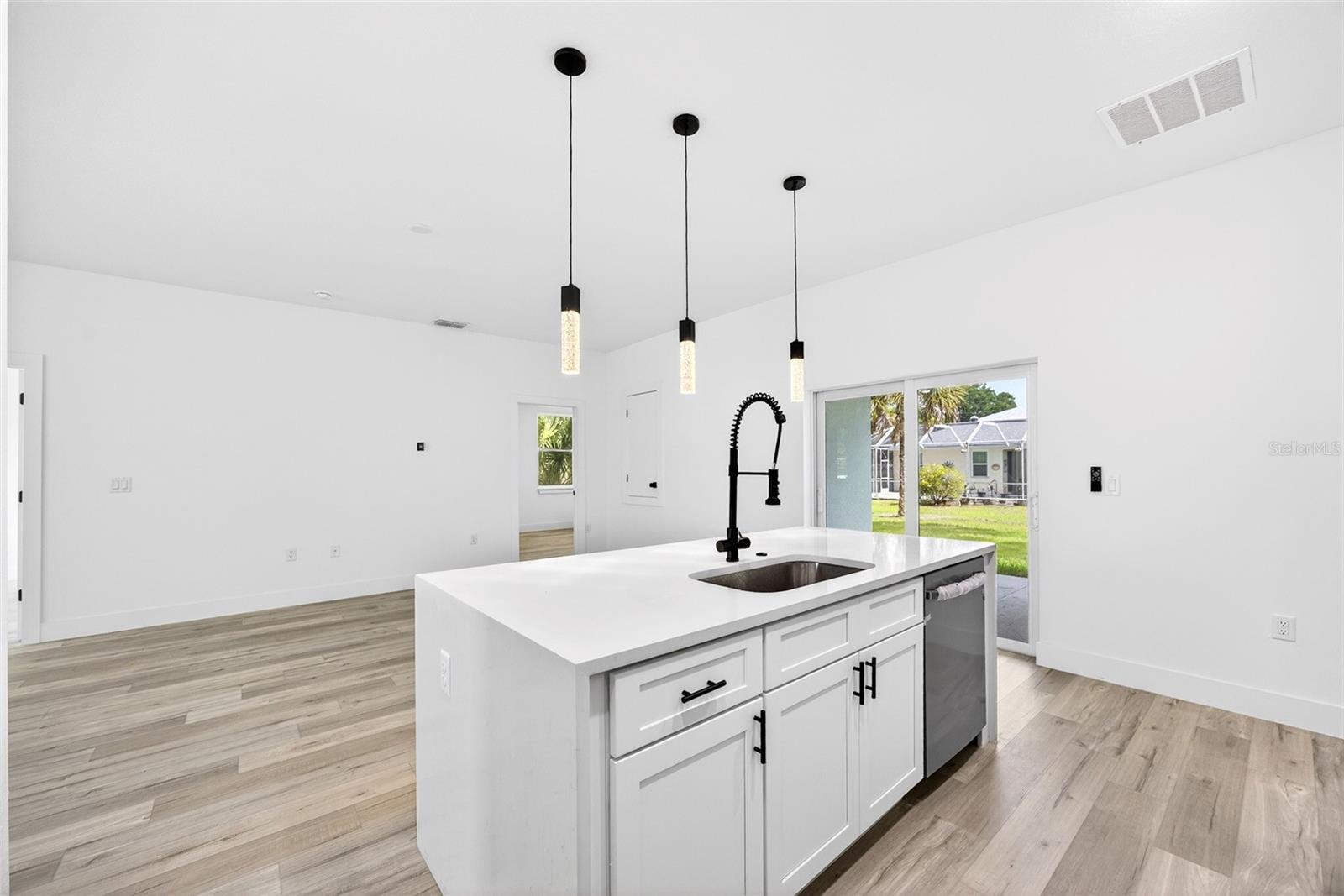 Listing Image #11