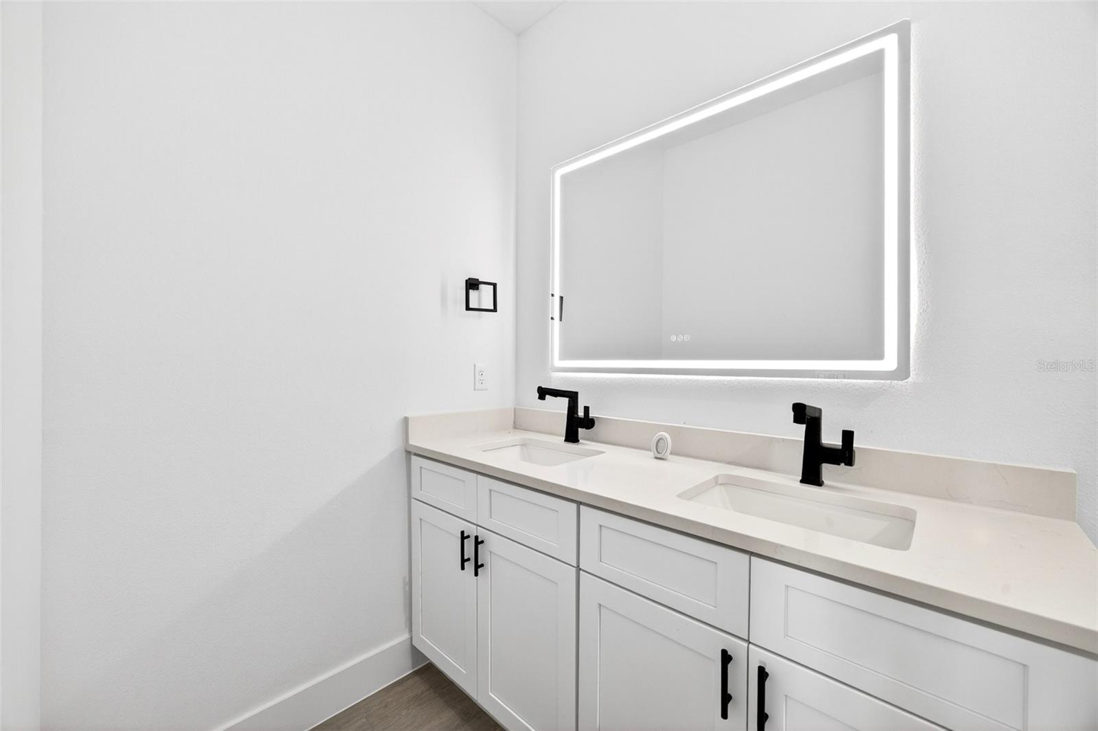 Listing Image #12