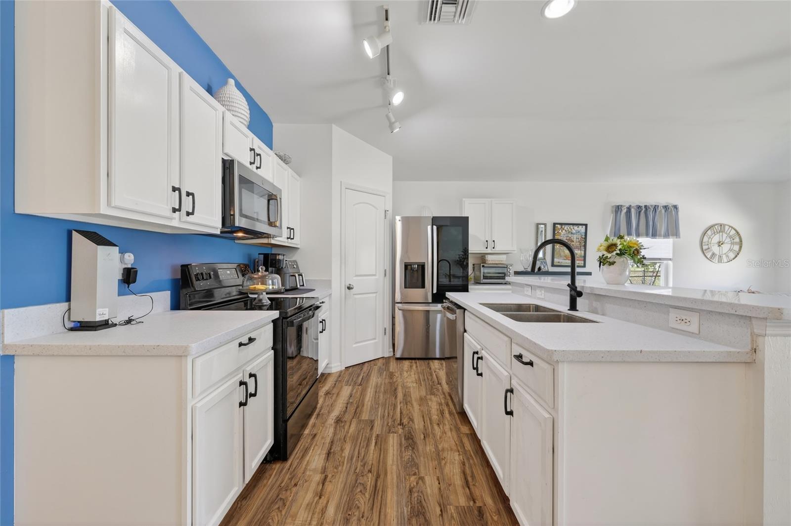Listing Image #11
