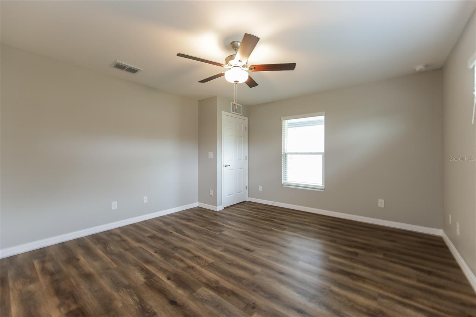 Listing Image #9