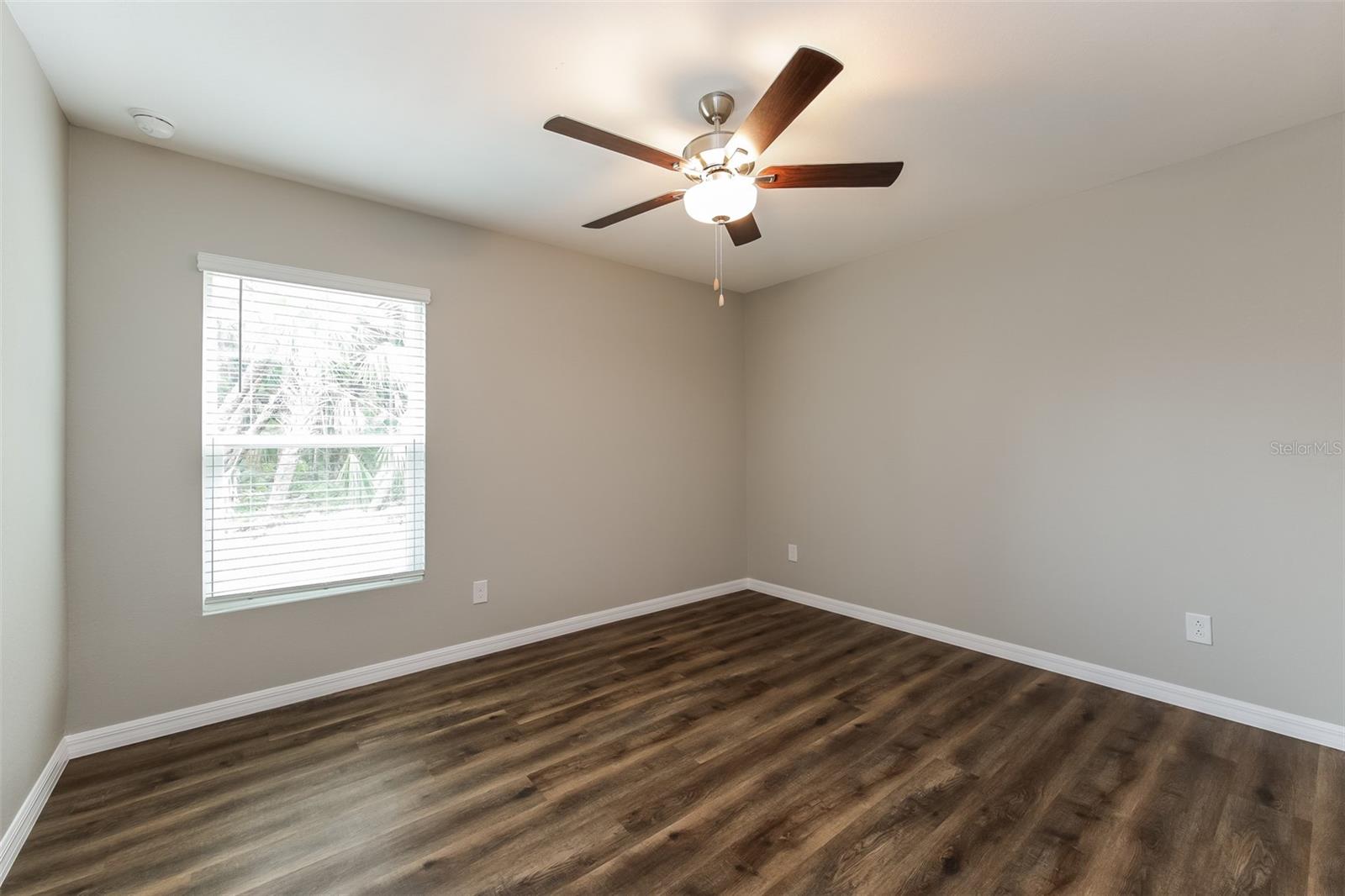 Listing Image #11