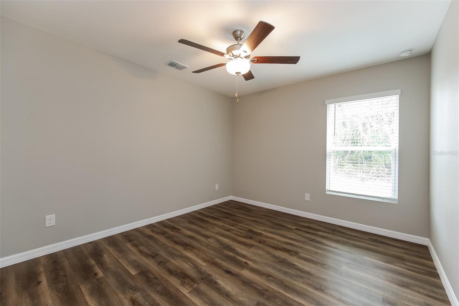 Listing Image #12