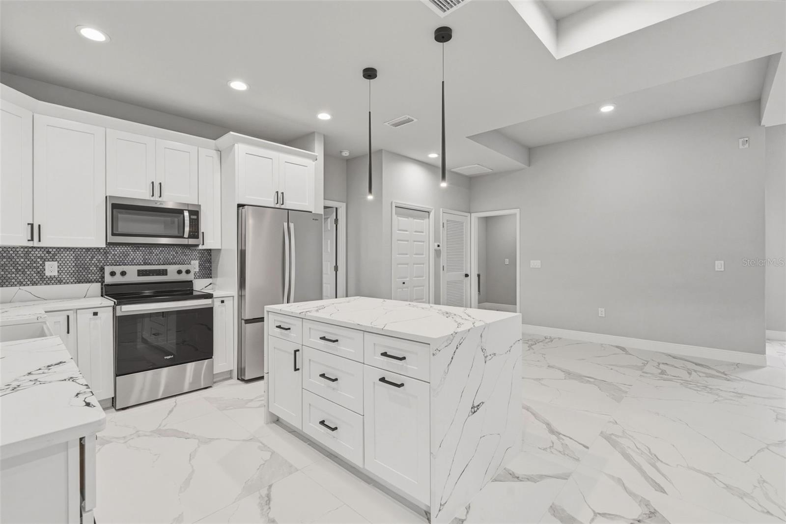 Listing Image #10