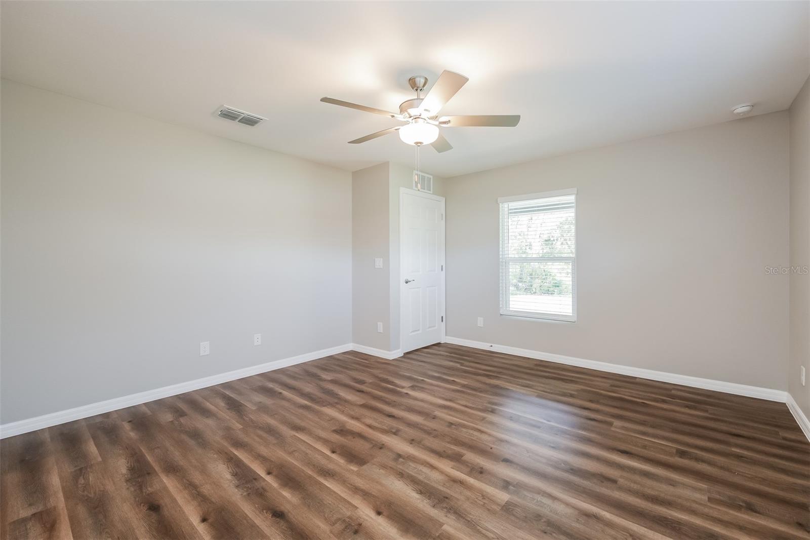 Listing Image #8