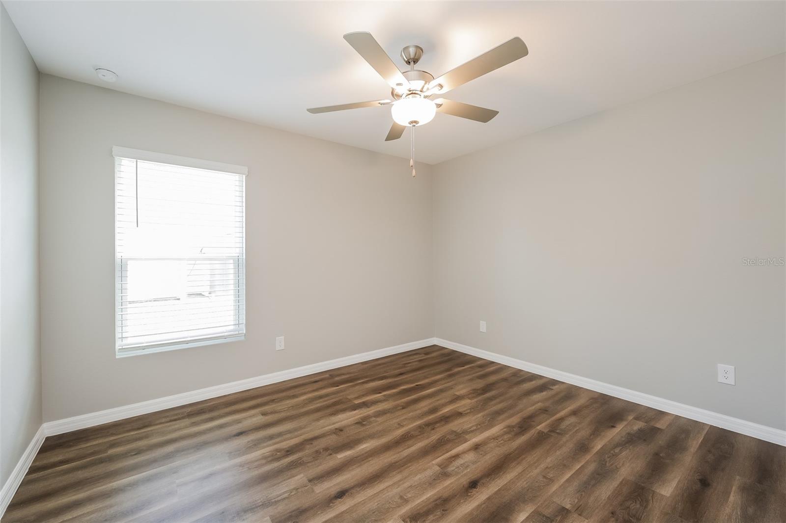 Listing Image #11