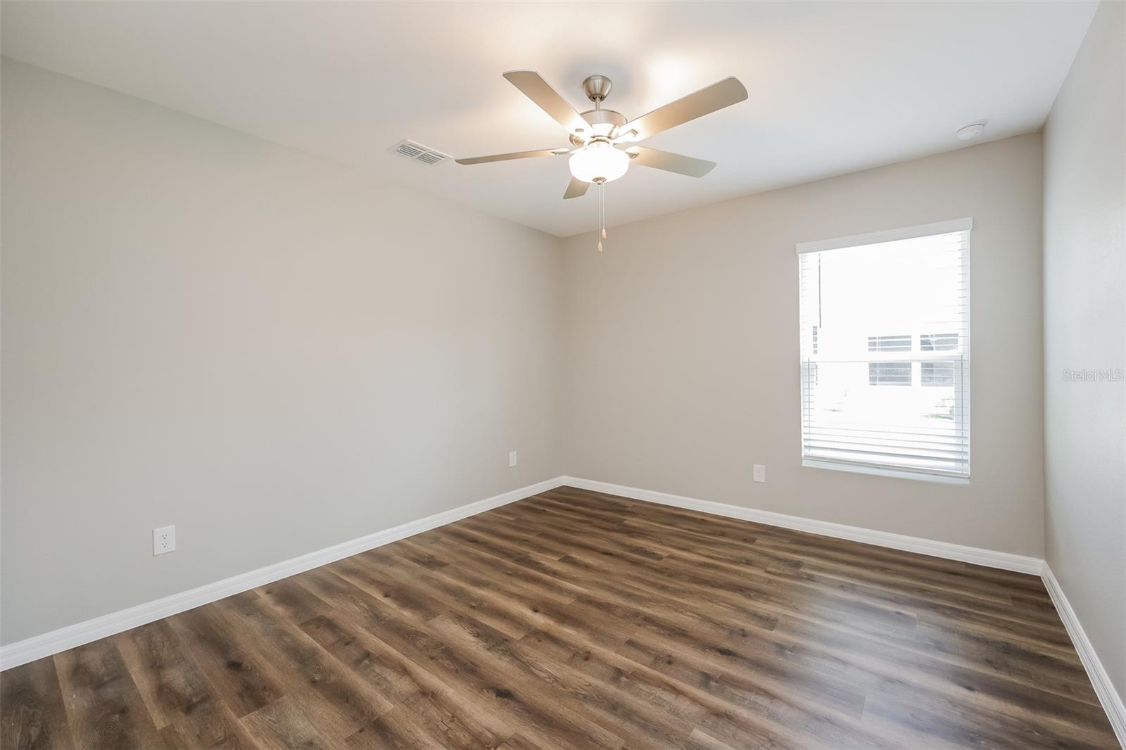 Listing Image #12