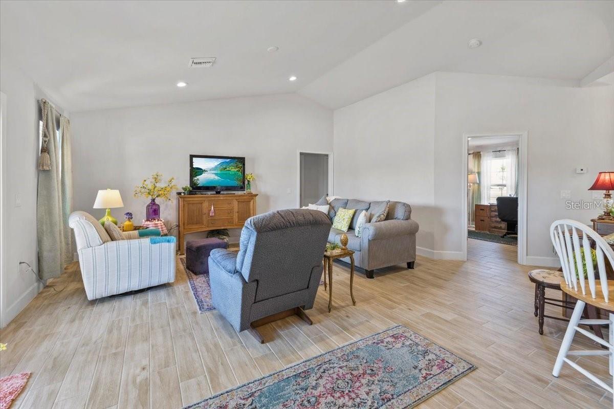 Listing Image #9