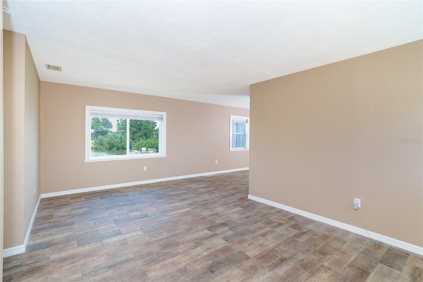 Listing Image #13