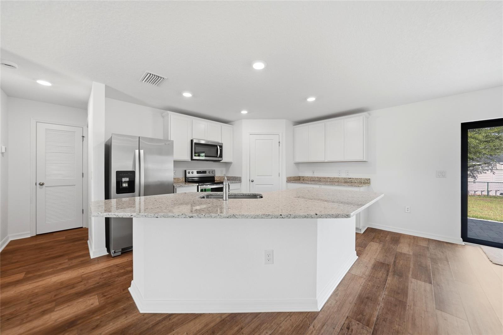 Listing Image #12