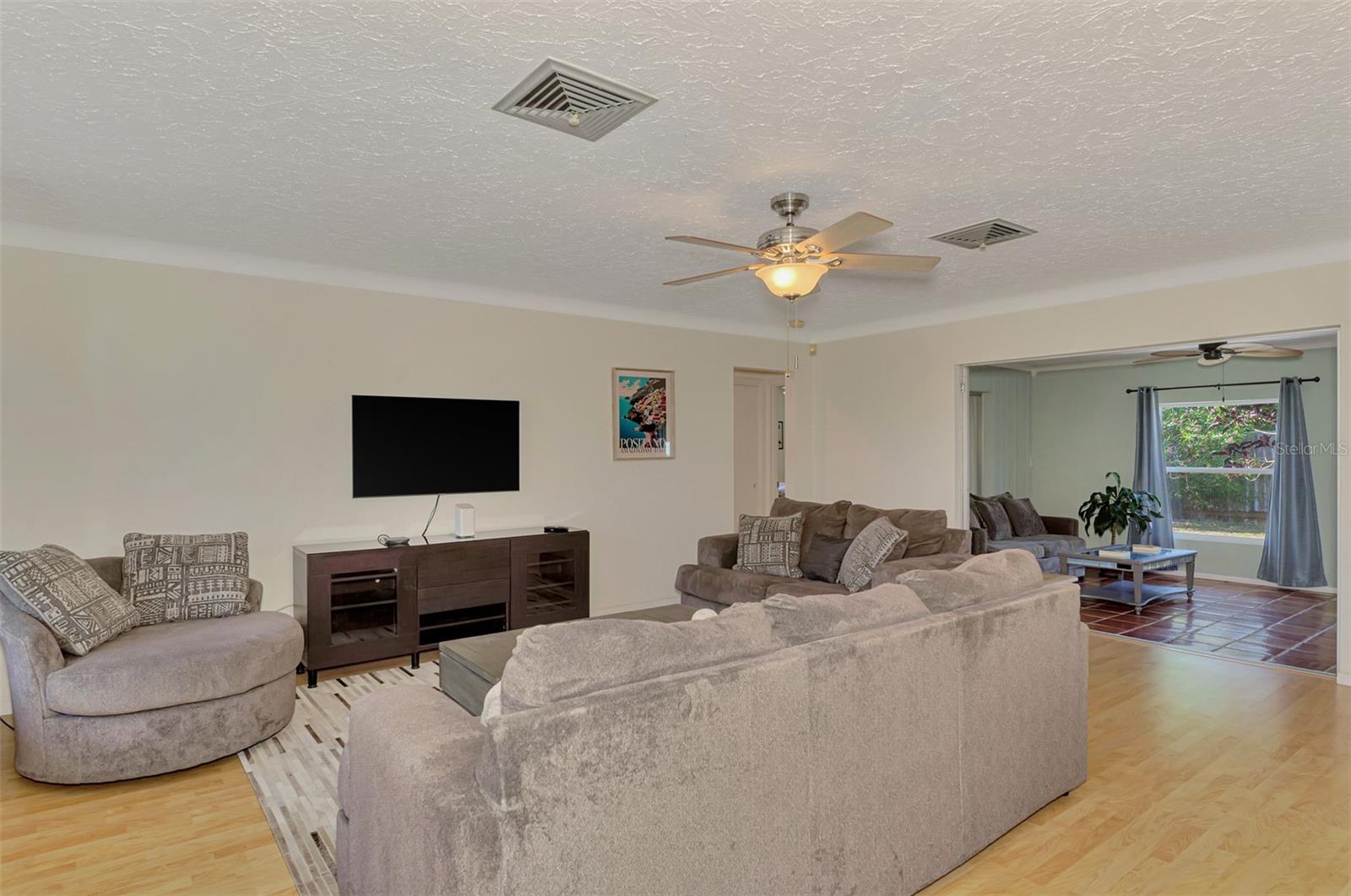 Listing Image #9