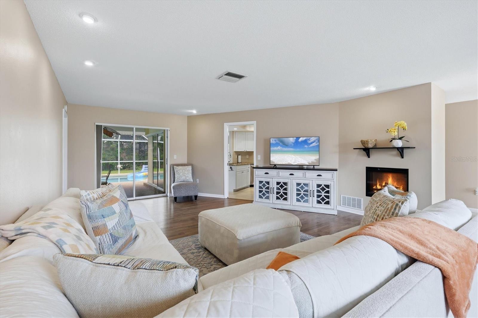 Listing Image #10