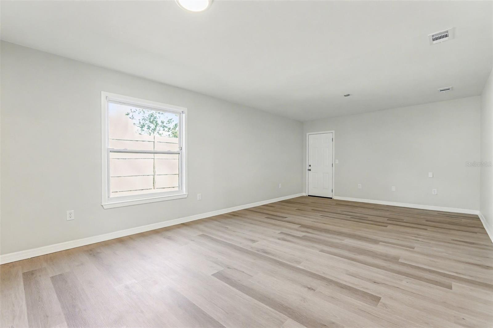 Listing Image #8