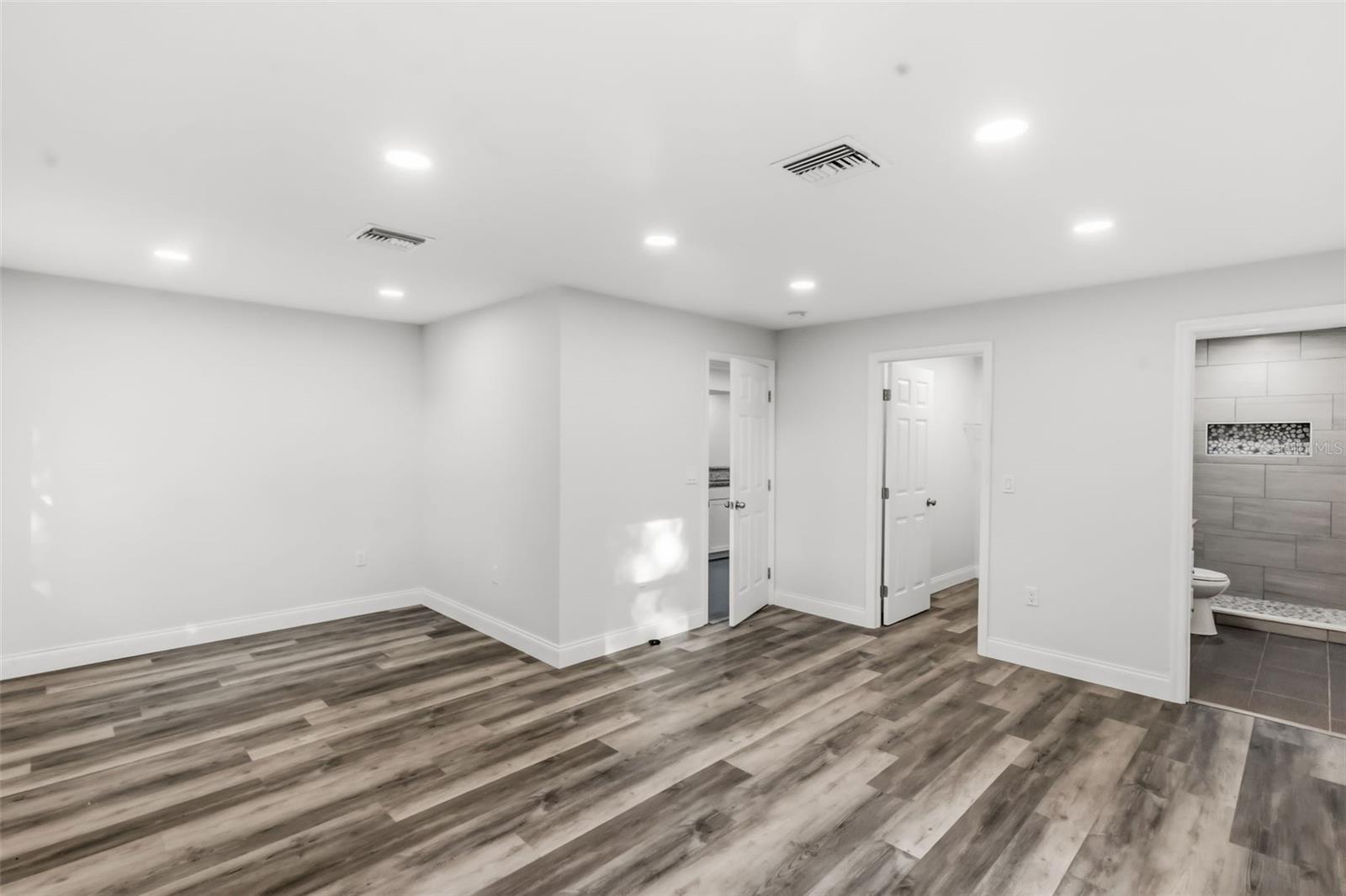 Listing Image #17