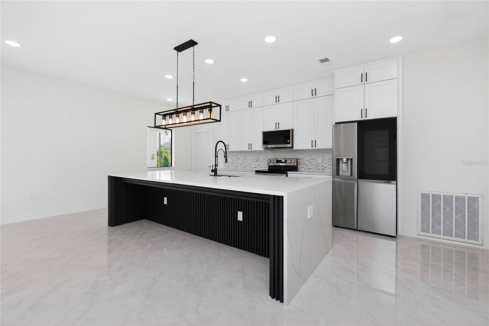 Listing Image #10