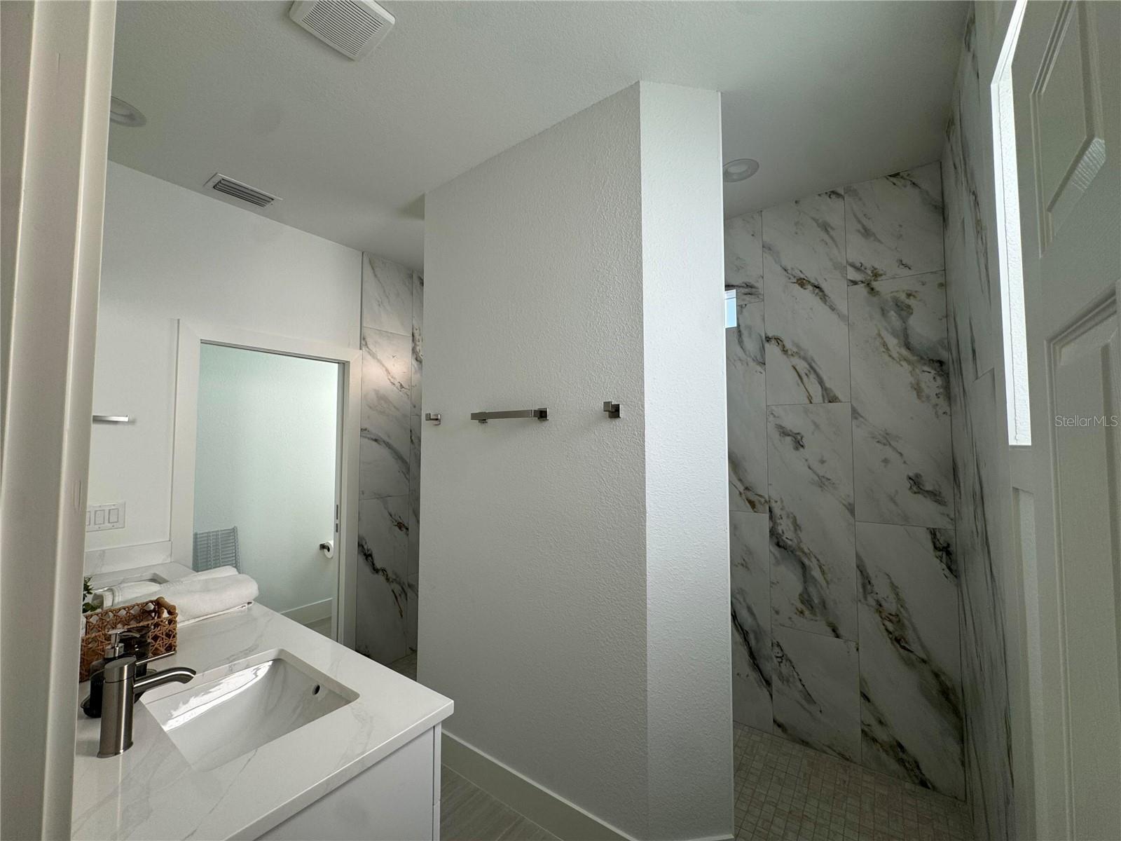 Listing Image #12