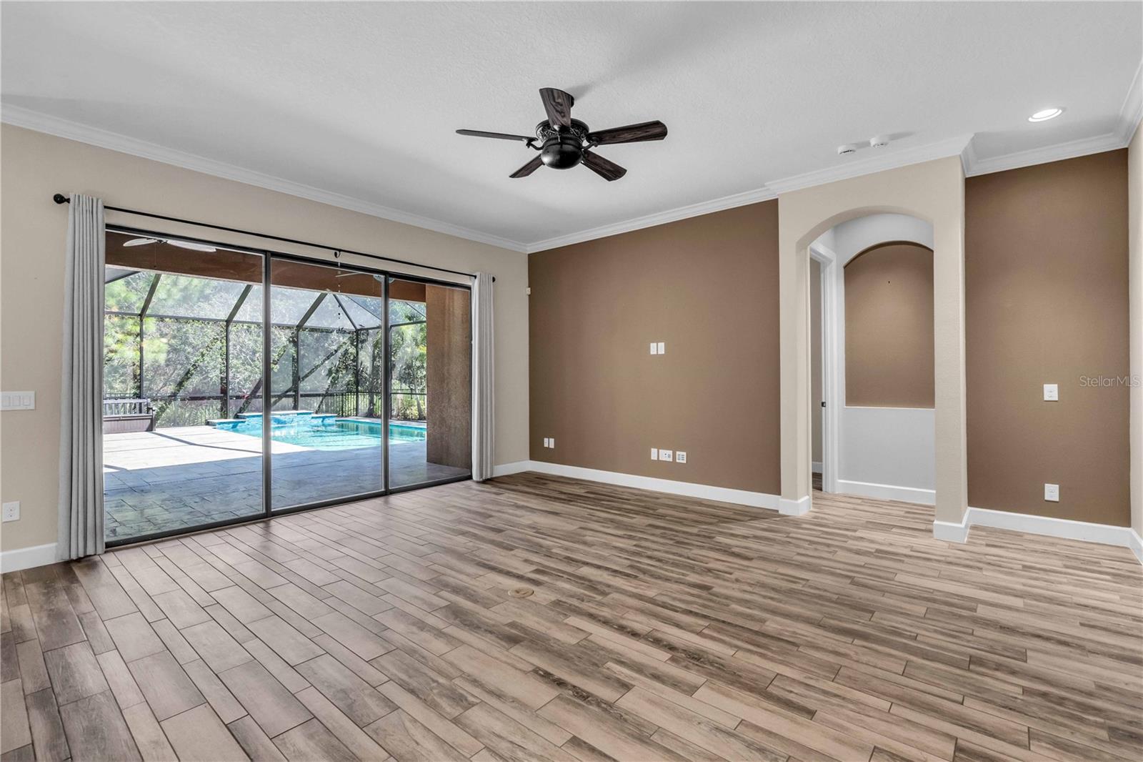 Listing Image #10
